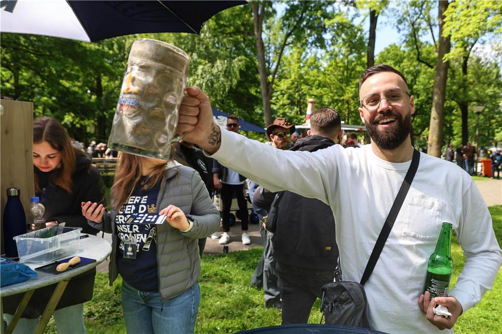 Wer kann den mit Sand gefüllten Bierkrug am längsten halten?