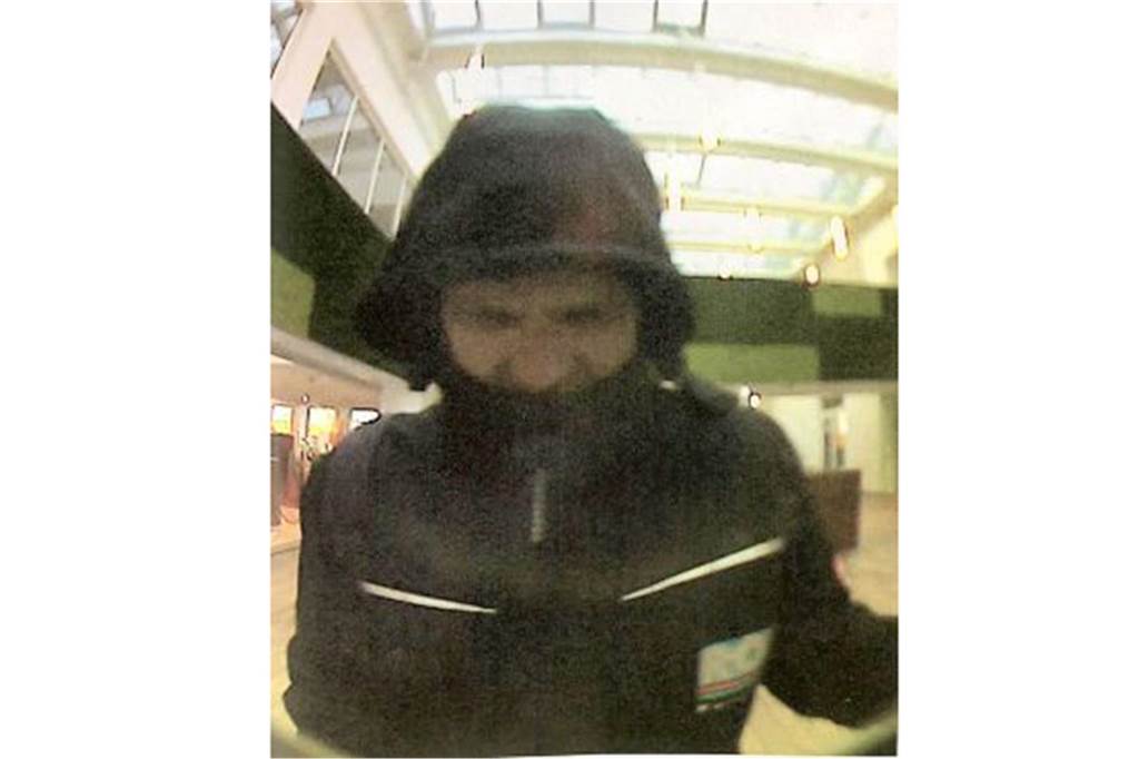 Mann bedient sich an fremdem Konto: Polizei sucht mit Fotos nach ihm Fahndungsfoto, Polizei Unna, Sparkasse Schwerte