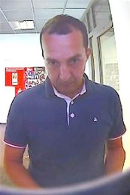 Die Polizei sucht mit einem Foto nach einem mutmaßlichen EC-Karten-Dieb Wer kennt diesen Mann? Er wird verdächtigt, mit einer gestohlenen EC-Karte Geld abgehoben zu haben.
