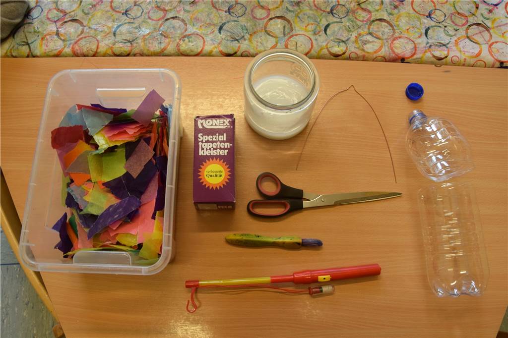 Till (5) zeigt uns, wie man eine bunte Last-Minute-Laterne bastelt Wer Kinder im Kindergartenalter hat, dürfte die meisten Utensilien im Haushalt haben.