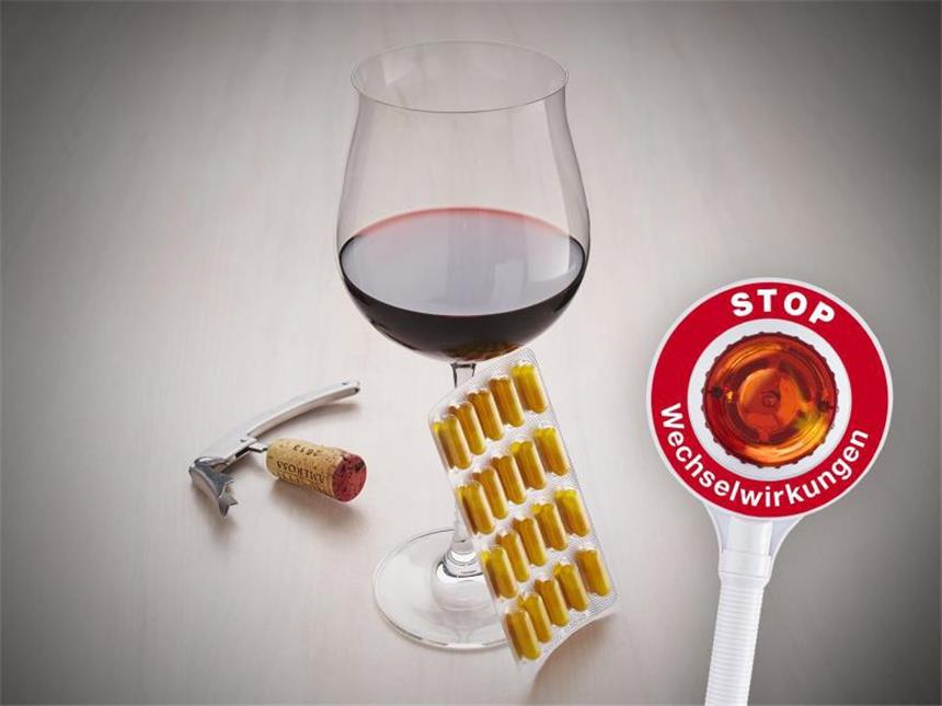 Vorsicht Wechselwirkung: Diese Produkte beeinflussen Medikamente Wer Medikamente einnimmt, verzichtet zudem besser auf den Wein zum Abendessen. Denn Alkohol verstärkt die Wirkung vieler Pillen - ebenso wie ihre Nebenwirkungen. Foto: ABDA
