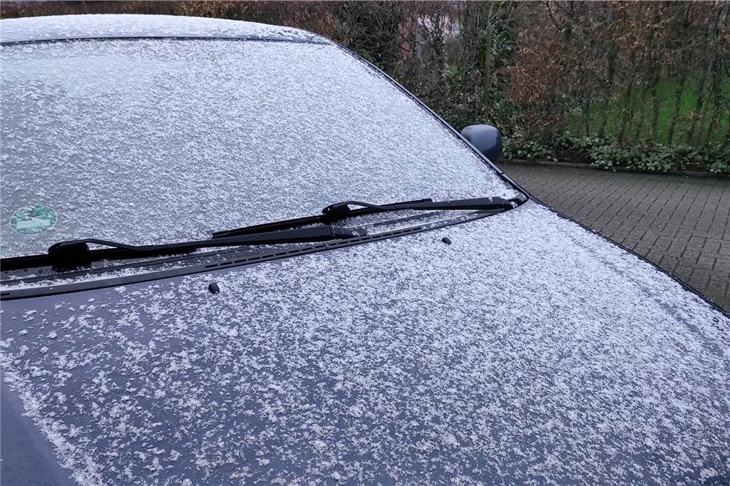 Sinkende Temperaturen im Kreis Coesfeld: Bisher keine Unfälle auf glatten Straßen Wer meint, dass man nur ein kleines Loch in die zugeschneite Scheibe kratzen muss, um gute Sicht zu haben, der irrt, sagt die Polizei.