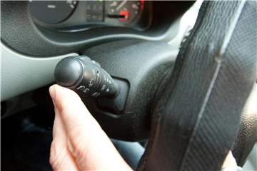 Wer mit dem Auto abbiegen möchte, muss vorher den Blinker setzen. Foto: Kai Remmers
