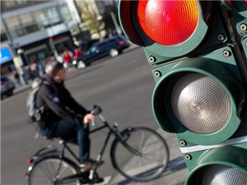 Wer mit dem Rad eine rote Ampel überfährt und dabei erwischt wird, soll künftig 60 statt 45 Euro Bußgeld bezahlen. Foto: Tim Brakemeier/Archiv