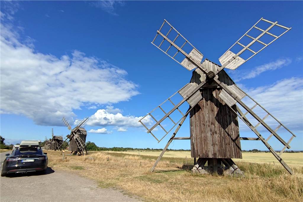 Mit Elektroauto und Wohnwagen vom Westmünsterland bis nach Schweden Wer mit dem Wohnwagen reist, kann diesen auch mal auf dem Platz stehen lassen und Ziele in der Nachbarschaft ohne „Balast“ ansteuern – so wie die bekannten Windmühlen auf der Insel Öland.