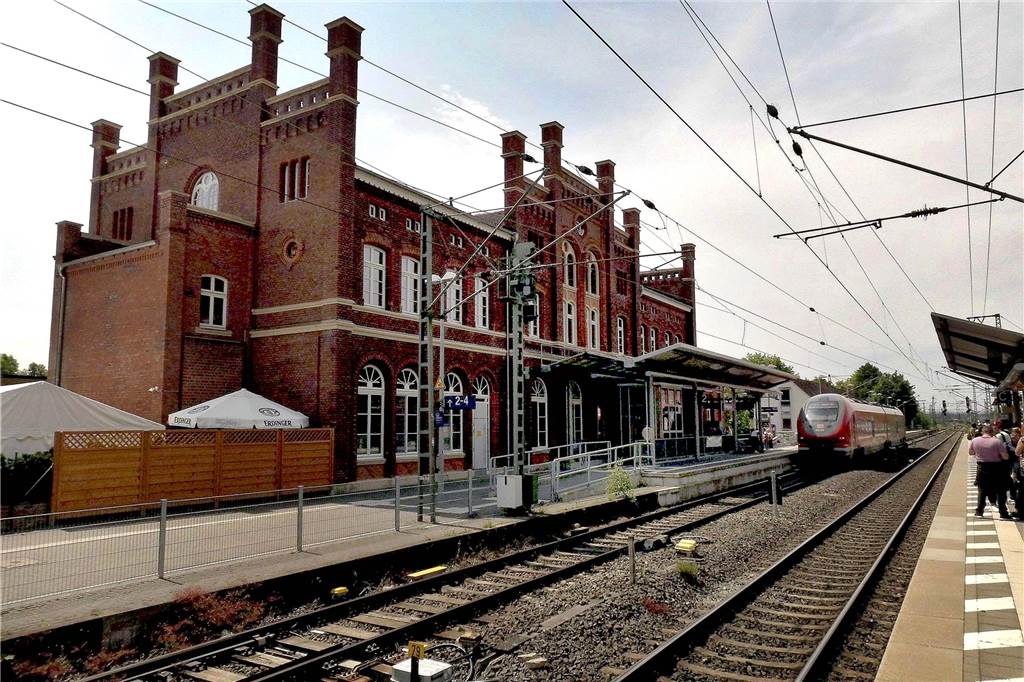 Erstmal in die falsche Richtung: Schwerter trickst überfüllten Zug aus Wer mit der Bahn fährt, lernt auch schöne Stationen wie in Warburg kennen.