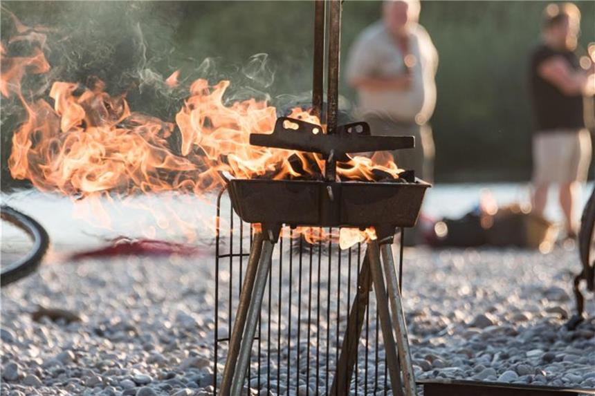 Wer mit einem Grill unsachgemäß umgeht, kann schnell einen Brand auslösen. Im Schadensfall kommt es auf die richtige Versicherung an. Foto: Lukas Barth