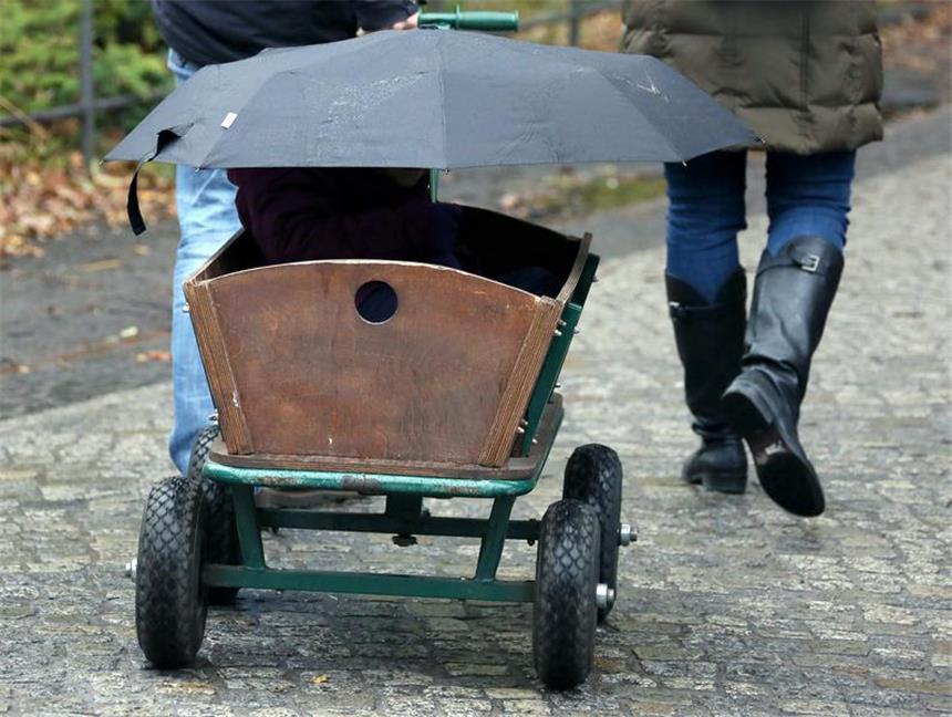 So wird das Wetter rund um den 1. Mai Wer mit einer Bollerwagentour in den Mai starten möchte, sollte den Regenschirm nicht vergessen.