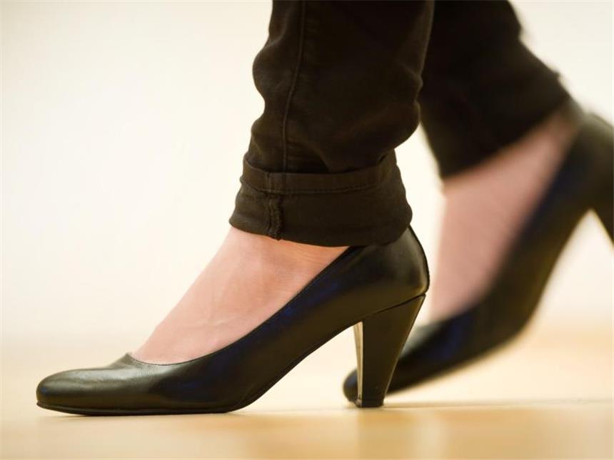 Ruhezeiten im Mietshaus: Bei Lärm erst mit Nachbarn sprechen Wer mit hohen Schuhen übers Parkett stöckelt, stört mit dem Lärm schnell die Nachbarn. Foto: Daniel Naupold