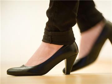 Wer mit hohen Schuhen übers Parkett stöckelt, stört mit dem Lärm schnell die Nachbarn. Foto: Daniel Naupold