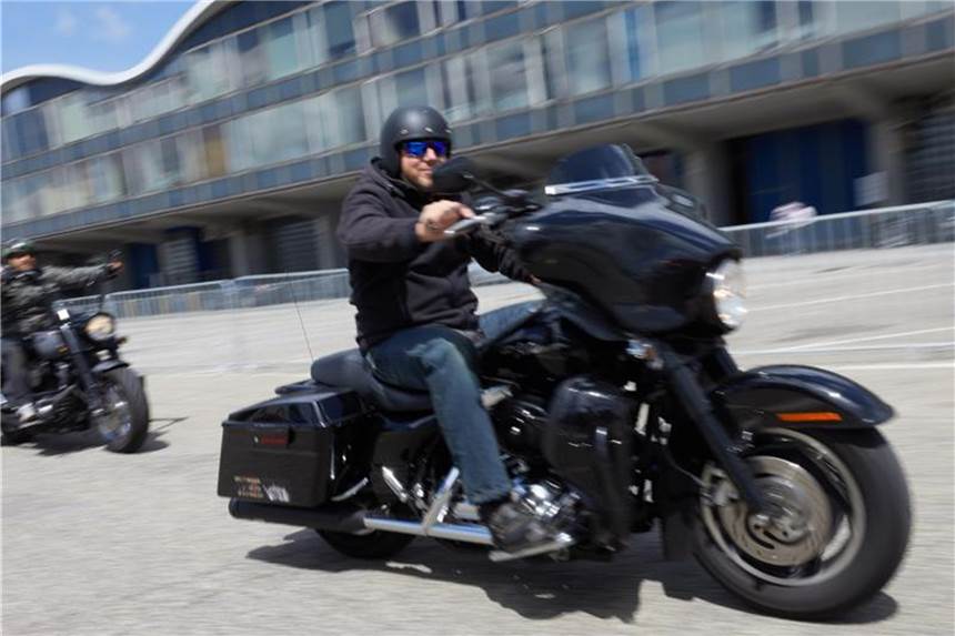 Für Biker können Insekten schnell gefährlich werden Wer mit offenem Helm fährt, sollte wenigstens eine geeignete Motorradbrille tragen. Foto: Georg Wendt