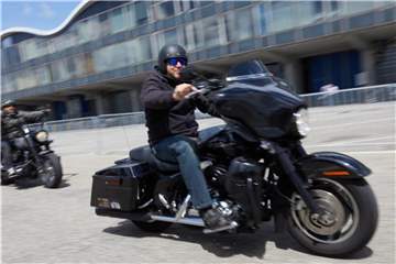 Wer mit offenem Helm fährt, sollte wenigstens eine geeignete Motorradbrille tragen. Foto: Georg Wendt