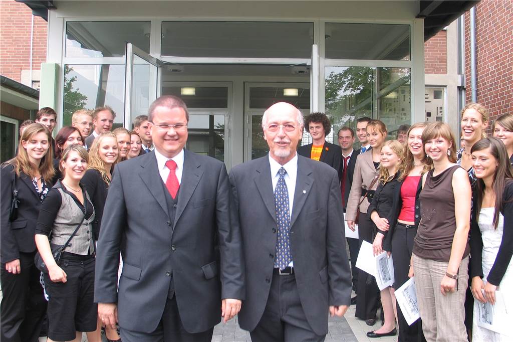 Gesamtschule sucht Nachfolger für Schulleiter Norbert Hohmann Klaus Müller und Norbert Hohmann laufen zwischen Schülern der Gesamtschule Schermbeck entlang.