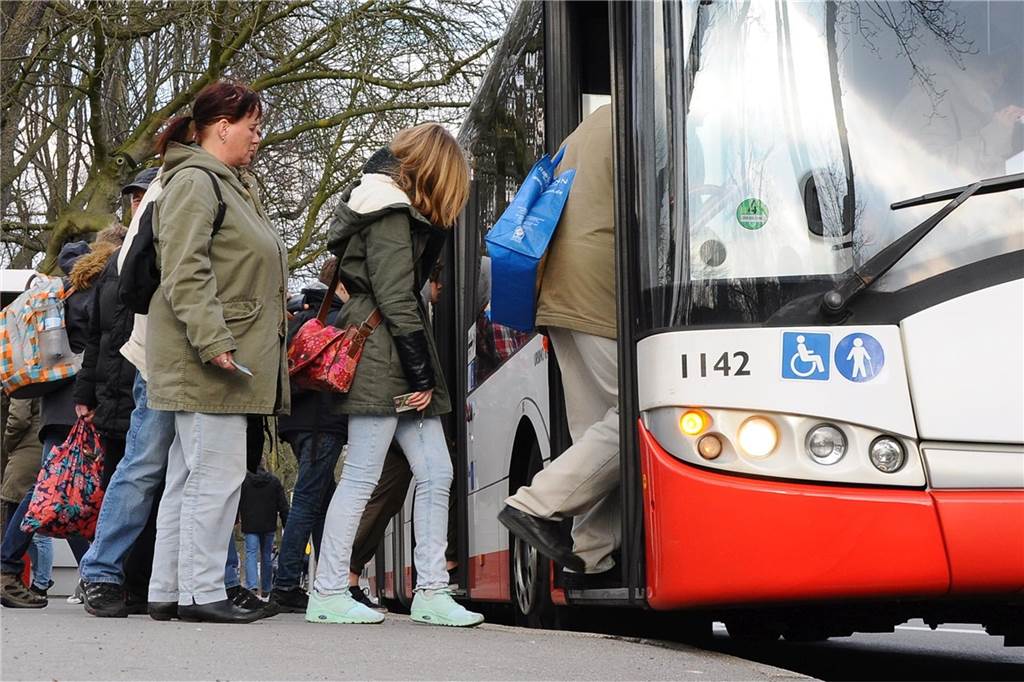 Warum Schülertickets woanders gratis sind, in Dortmund aber nicht Fahrgäste steigen in Dortmund in einen Bus ein.