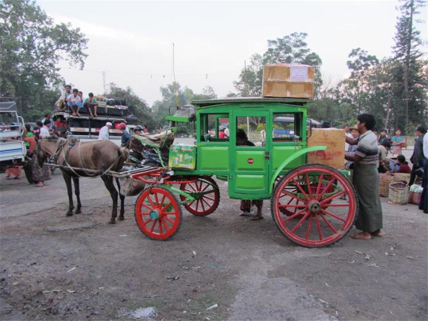 Abseits vom Trampelpfad: Unterwegs in Myanmars Norden Wer nicht länger auf den Zug warten will, kann auf ein Pferdefuhrwerk umsteigen. Foto: Bernd Kubisch
