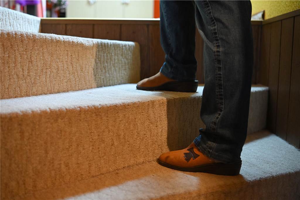 Hausverkauf im Alter: Wann man aktiv werden sollte Wer nicht mehr sicher zu Fuß ist, für den kann die Treppe im Haus zur Barriere werden.
