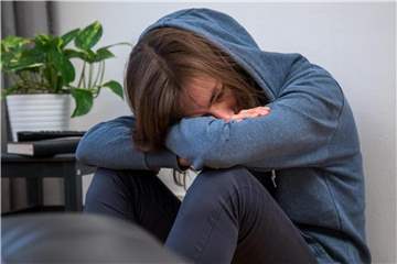 Wer oft traurig ist und sich zu nichts mehr motivieren kann, hat möglicherweise ein psychisches Problem. Betroffene können die psychotherapeutische Sprechstunde nutzen. Foto: Christin Klose