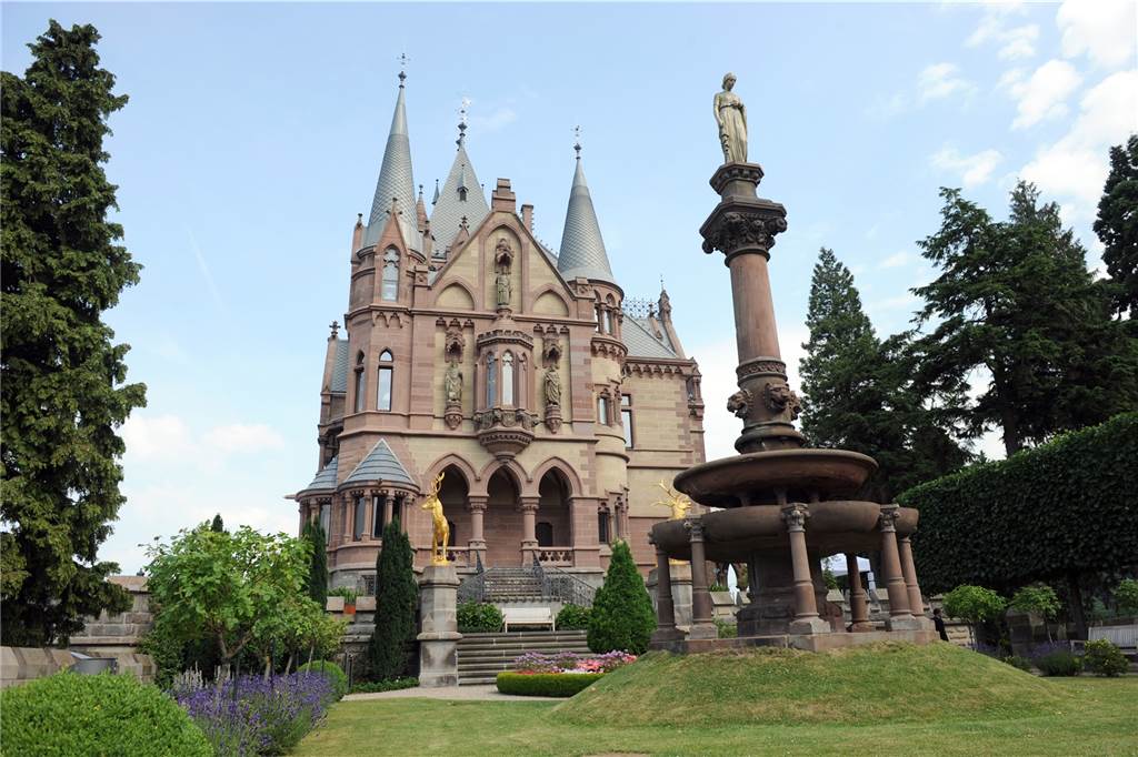 Königswinter: Auf Drachensuche mitten im Rheinland Wer rechtzeitig bucht, kann in einer der Ferienwohnung nächtigen, um das Märchenerlebnis am Drachenfels perfekt abzurunden.
