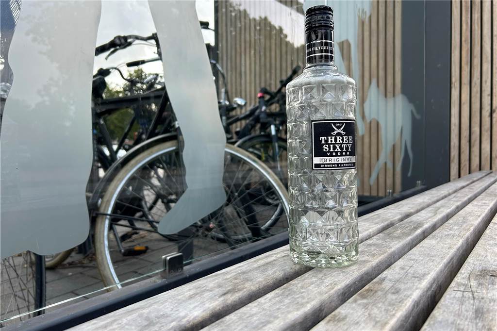 Brennpunkt Busbahnhof? Diebstahl, Vandalismus und Körperverletzung Wer regelmäßig am Busbahnhof vorbeikommt, trifft dort auf Menschen, die Alkohol konsumieren. Die leeren Flaschen zeugen auch noch lange danach von dem Gelage in der Öffentlichkeit.