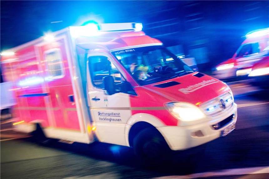 Autofahrer wegen Behinderung der Rettungskräfte verurteilt Wer Rettungskräfte von ihrem Einsatz abhält, macht sich strafbar. Ein Autofahrer, der Retter eines kleinen Jungen gestört hat, muss nun 1800 Euro Strafe zahlen. Foto: Marcel Kusch
