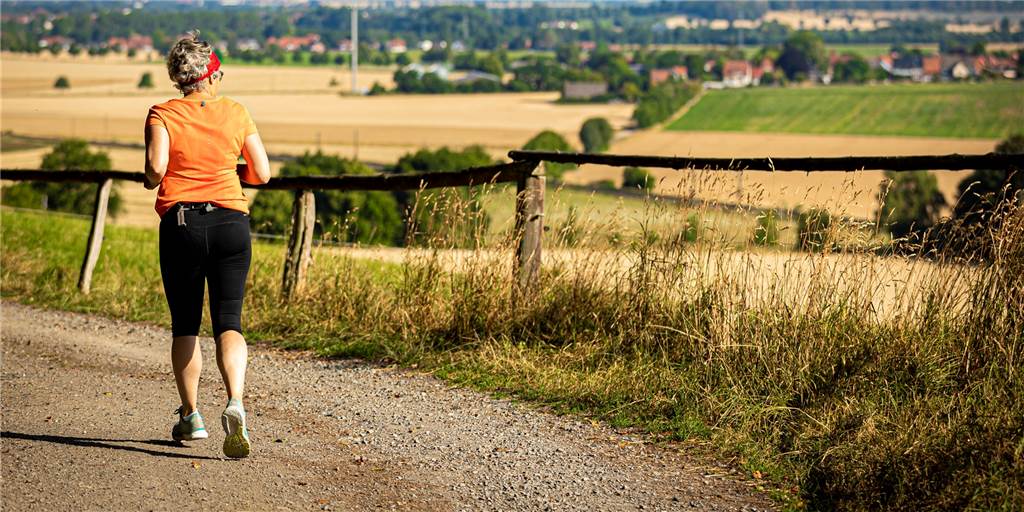 Fitness-Mythen im Check: Joggen ist der beste Sport zum Abnehmen – oder? Wer schlanker und fitter werden möchte, richtet sich häufig nach Tipps und Empfehlungen – aber ist Joggen wirklich der beste Sport zum Abnehmen und war das Training tatsächlich nur bei anschließendem Muskelkater effektiv?