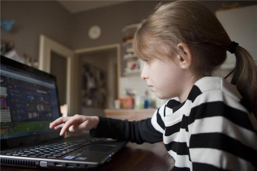 Limits, Filter und Co.: Computer für Kinder einrichten Wer sein Kind zum Spielen oder Surfen an den Rechner lässt, sollte ihm technische Grenzen setzen. Foto: Silvia Marks/dpa-tmn