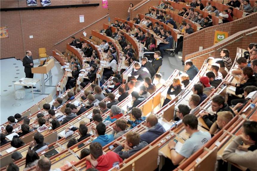Ausbildungsangebote für Studienabbrecher Wer sein Studium abbricht, ist bei vielen Unternehmen als Azubi begehrt. Foto: Uwe Zucchi