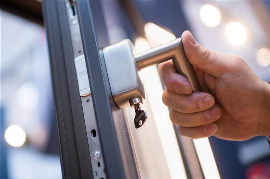 Finanzamt an Einbruchsschutz beteiligen Wer seine Immobilie vor Einbrüchen schützen möchte, kann ein Teil der Kosten von den Steuern absetzen. Foto: Matthias Balk