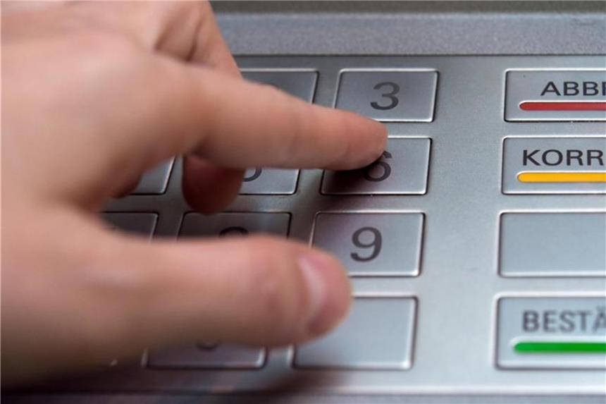 Banken verlangen Mindestbetrag für Geldabhebung Wer sich am Geldautomaten mit Bargeld versorgt, muss bei einigen Banken inzwischen einen Mindestbetrag abheben. Foto: Andrea Warnecke