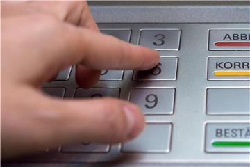 Wer sich am Geldautomaten mit Bargeld versorgt, muss bei einigen Banken inzwischen einen Mindestbetrag abheben. Foto: Andrea Warnecke