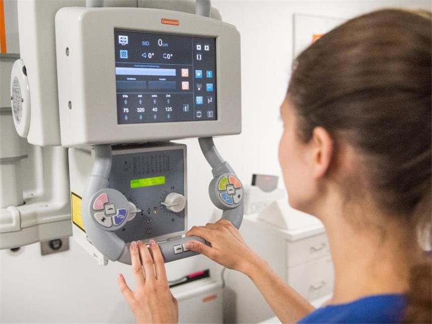 Wer sich an die Ausbildung zur medizinisch-technischen Radiologieassistentin wagt, darf keine Angst vor komplizierter Technik haben. Foto: Lino Mirgeler/dpa-tmn