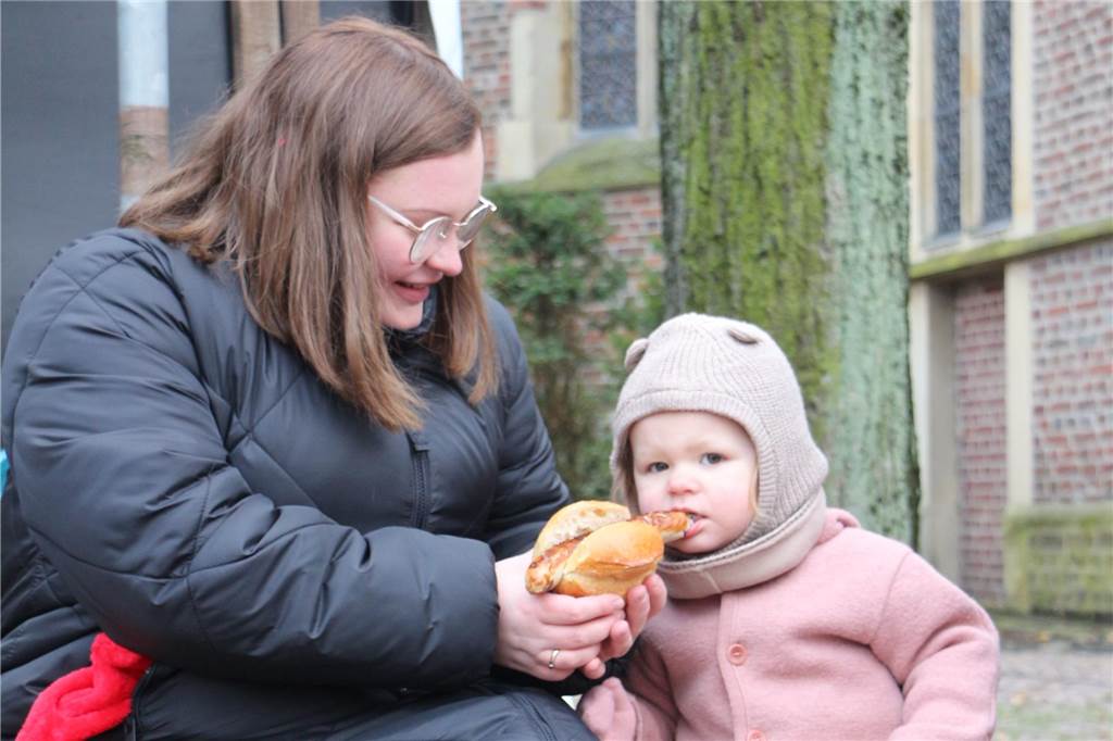 Wer sich auf den Weg rund um die St.-Vitus-Kirche machte, der bekam über kurz oder lang Hunger. Stärkungen gab es reichlich – und die schienen Jung wie Alt zu schmecken. So konnte es weitergehen.