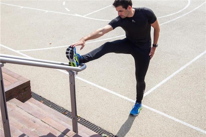 So wärmen sich Sportler richtig auf Wer sich ausführlich dehnt, macht nichts falsch. Wichtiger ist aber, die Muskeln zu erwärmen, um sie auf das Training vorzubereiten. Foto: Christin Klose