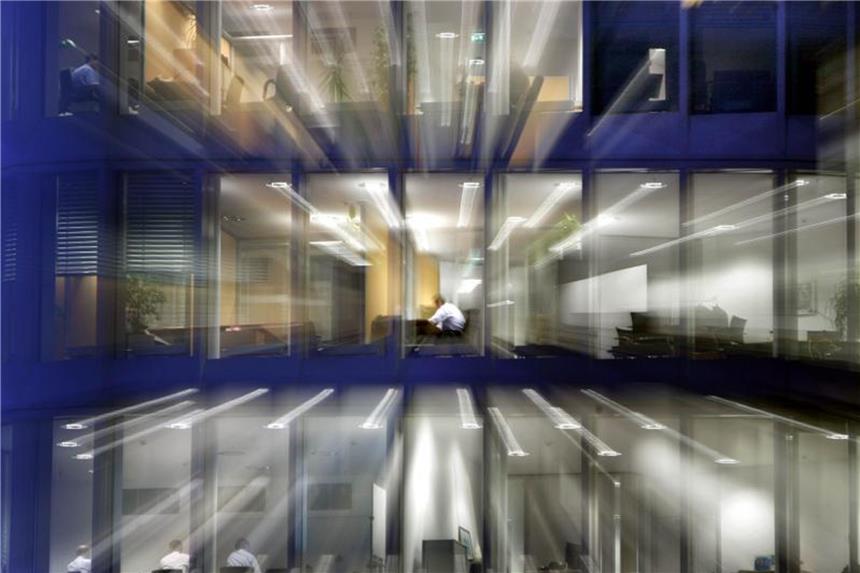 Zu hohe Erwartungen an den Job erzeugen Frust Wer sich bei einem Büro-Job nicht wohlfühlt, sollte über eine Tätigkeit im Außendienst oder im Freien nachdenken. Foto: Frank Rumpenhorst