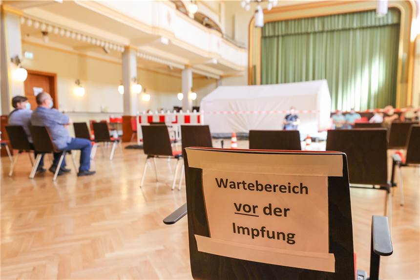 Strafen für betrügerische Impfvordrängler gefordert Wer sich beim impfen vordrängelt, soll bestraft werden. So fordern es nun Patientenschützer.