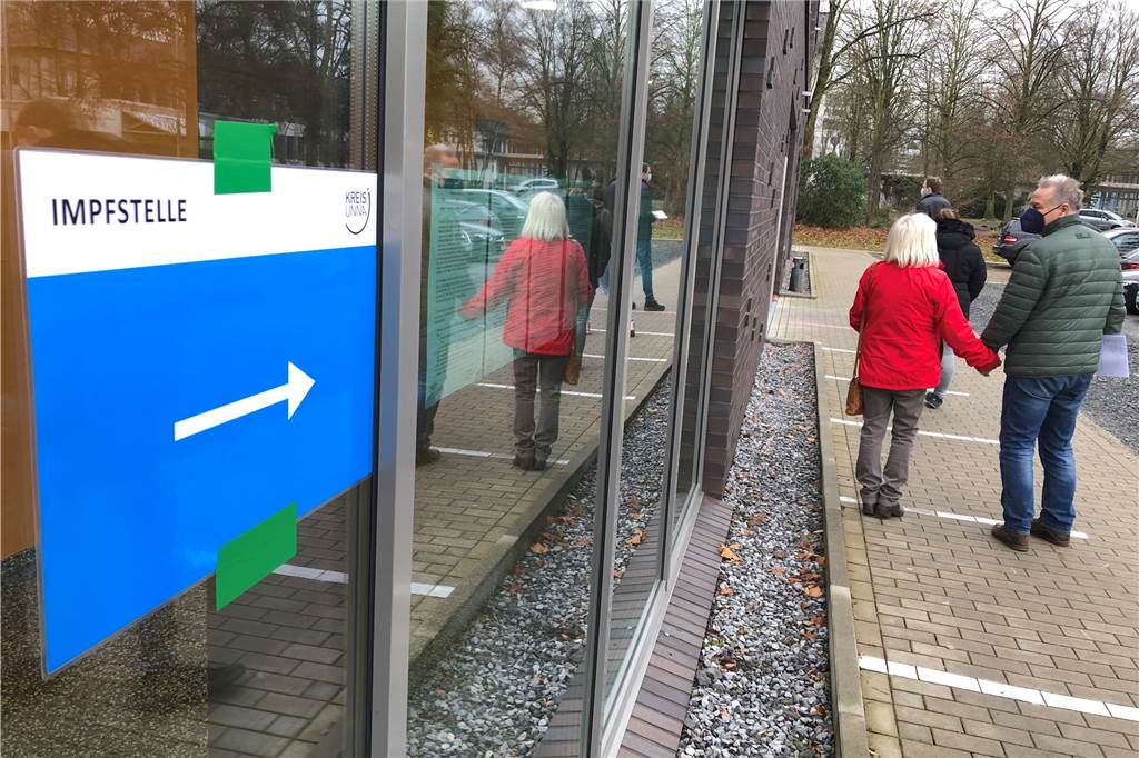 Wer sich dieser Tage in der Unnaer Impfstelle gegen das Coronavirus impfen lässt, bekommt auch das fälschungssichere Etikett in den gelben Impfausweis geklebt.