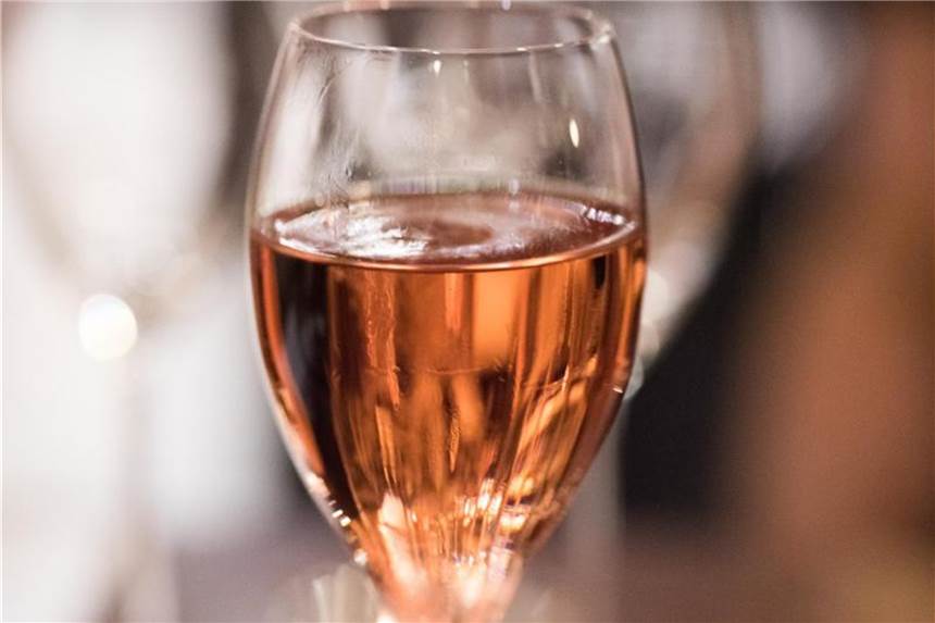 Das Einmaleins des Schaumweins Wer sich ein gutes Tröpfchen gönnen will, muss nicht zum Champagner greifen. Auch in anderen Regionen werden gute Schaumweine erzeugt. Hier prickelt ein Crémant D'Alsace im Glas. Foto: Andrea Warnecke/dpa-tmn
