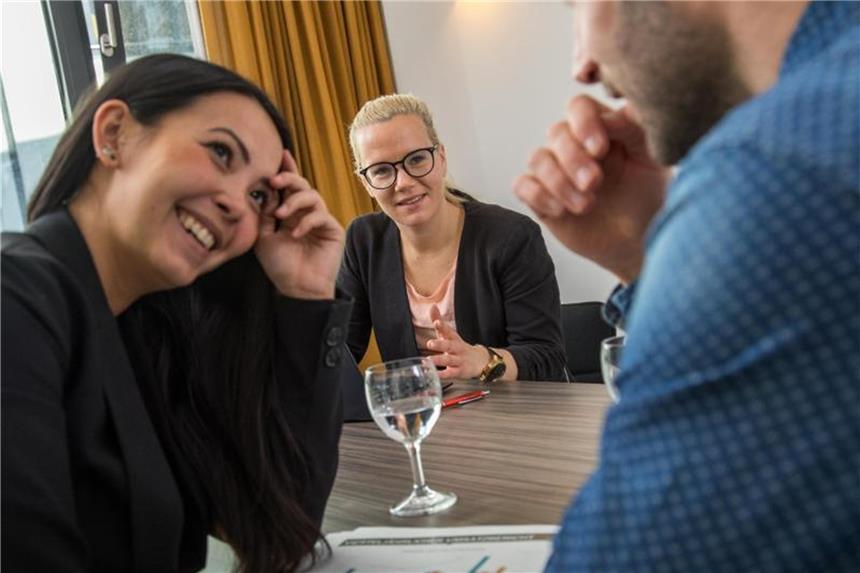 Karriere beim Plaudern voranbringen Wer sich mit Kollegen oder Vorgesetzen etwa auf einer Konferenz austauscht, sollte nicht über andere lästern. Foto: Christin Klose