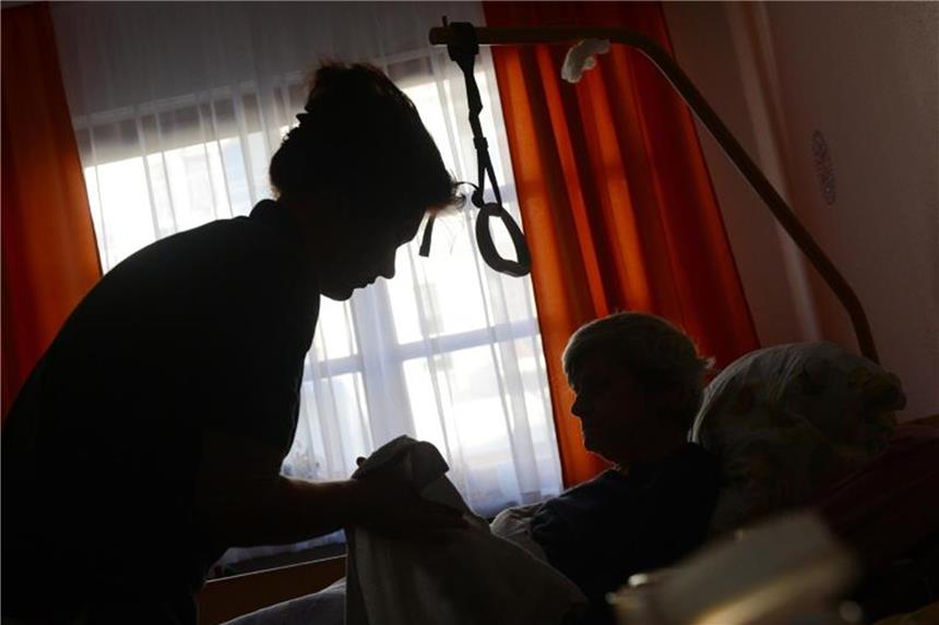 So beugen Pflegende Wundgeschwüren vor Wer sich selbst nicht mehr so gut bewegen kann, muss regelmäßig umgelagert werden. Wie oft genau - dafür gibt es keine festen Regeln. Foto: Jens Kalaene