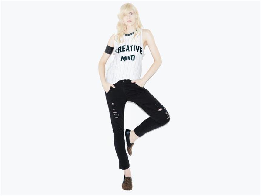 Mit Statements glänzen: Motivshirts fallen auf Wer so offensichtlich eine Botschaft vor der Brust trägt, wählt am besten ein positives Statement, wie hier bei Sisley (ca. 27 Euro). Foto: Sisley