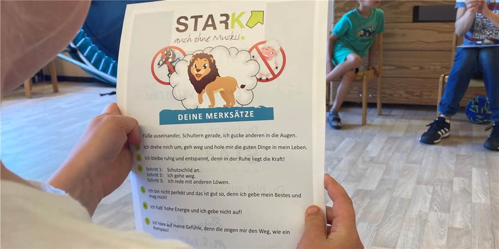 Im Resilienzkurs lernen Dorstener Kinder fürs ganze Leben Ein Kind hält eine Urkunde für den Kurs "Stark auch ohne Muckis" in der Hand.