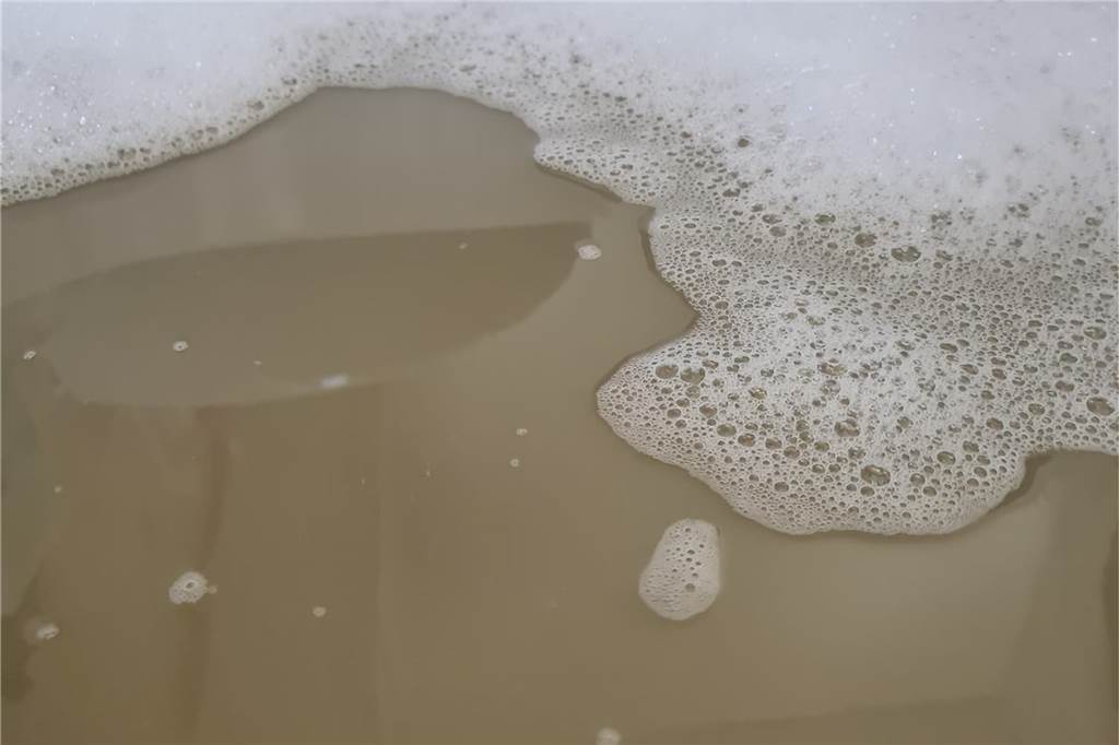 Braune Brühe und schwierige Kommunikation: Bürger-Ärger über Gelsenwasser Wer traut dem Leitungswasser, wenn es so aus dem Wasserhahn kommt?