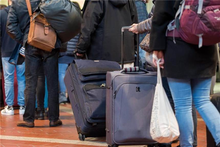 Wer verreist, kann seinen Koffer mit einem Schloss absichern. Gerade für USA-Urlauber kann sich die Anschaffung eines TSA-Schlosses lohnen. Foto: Daniel Bockwoldt