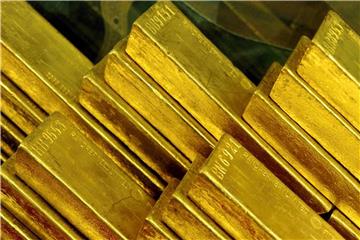 Wer viel Gold für sein Geld bekommen möchte, sollte nicht zu kleine Stücke kaufen. Die Spanne zwischen An- und Verkaufspreis kann sonst Nachteile bringen. Foto: Filip Singer/EPA/dpa