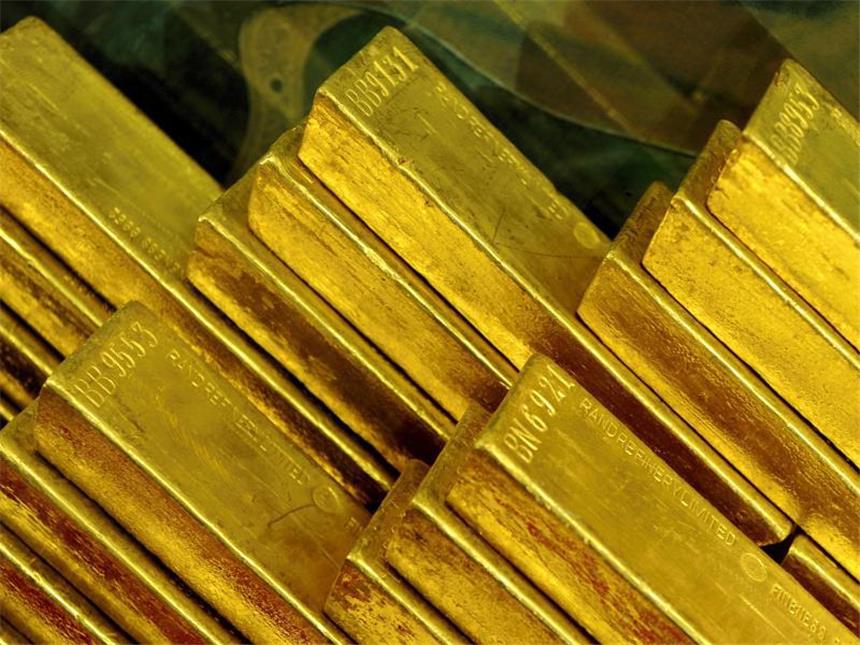 Glanz für das Depot - So kaufen Anleger Gold Wer viel Gold für sein Geld bekommen möchte, sollte nicht zu kleine Stücke kaufen. Die Spanne zwischen An- und Verkaufspreis kann sonst Nachteile bringen. Foto: Filip Singer/EPA/dpa