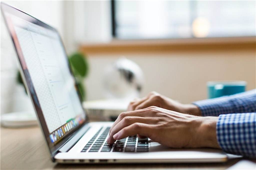Sicher im Netz: Hilfreiche Tipps für den digitalen Alltag hände die an einem laptop arbeiten