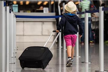 Wer von Deutschland aus mit dem Flieger in den Sommerurlaub startet, braucht viel Geduld. Vor allem der Sicherheitscheck bereitet den Flughäfen bei hohem Passagieraufkommen große Probleme. Foto: Andreas Arnold