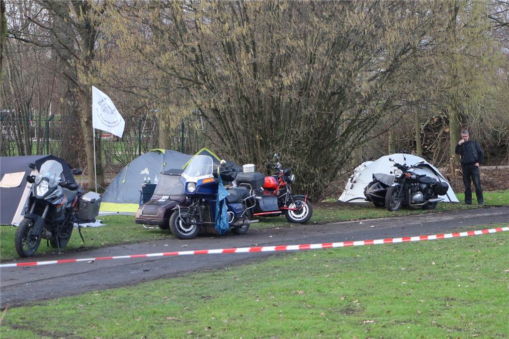 Boxenstopp beim BS Binnen Döör: Biker, Burger und das Besondere an Ahaus Wer von weiter her anreist, der übernachtet im Zelt. Auch im Winter.