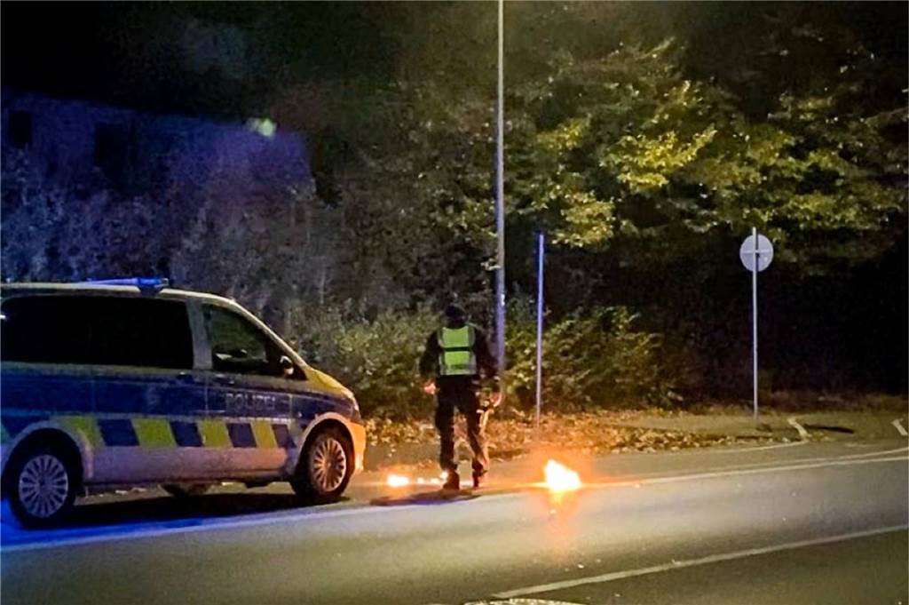 Nach Eskalation beim Tuner-Treffen: Polizei will hart durchgreifen Wer warf diesen Brandsatz auf ein Polizeifahrzeug? Dieser Frage gehen nicht nur die Ermittler nach, sondern auch Teilnehmer und Veranstalter sind auf der Suche. In der Tuner-Szene ist man verärgert über diesen Angriff, der ein schlechtes Bild auf eine friedlich Gruppe werfe, heißt es.