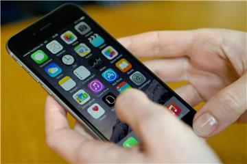Wer wegen der Leistungsdrosselung den Akku seines iPhones wechseln ließ, wird jetzt mit einer 60 Euro Gutschrift von Apple entschädigt. Foto: Britta Pedersen
